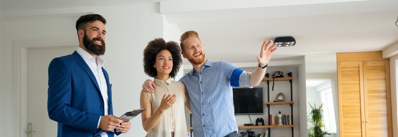 Un couple visite un appartement 